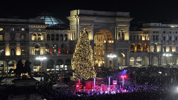 Albero Di Natale 6 Metri.Natale A Milano Si Accende Joy 28 Metri Di Altezza E 6 Km Di Luci Per L Albero Di Piazza Duomo Discoradio
